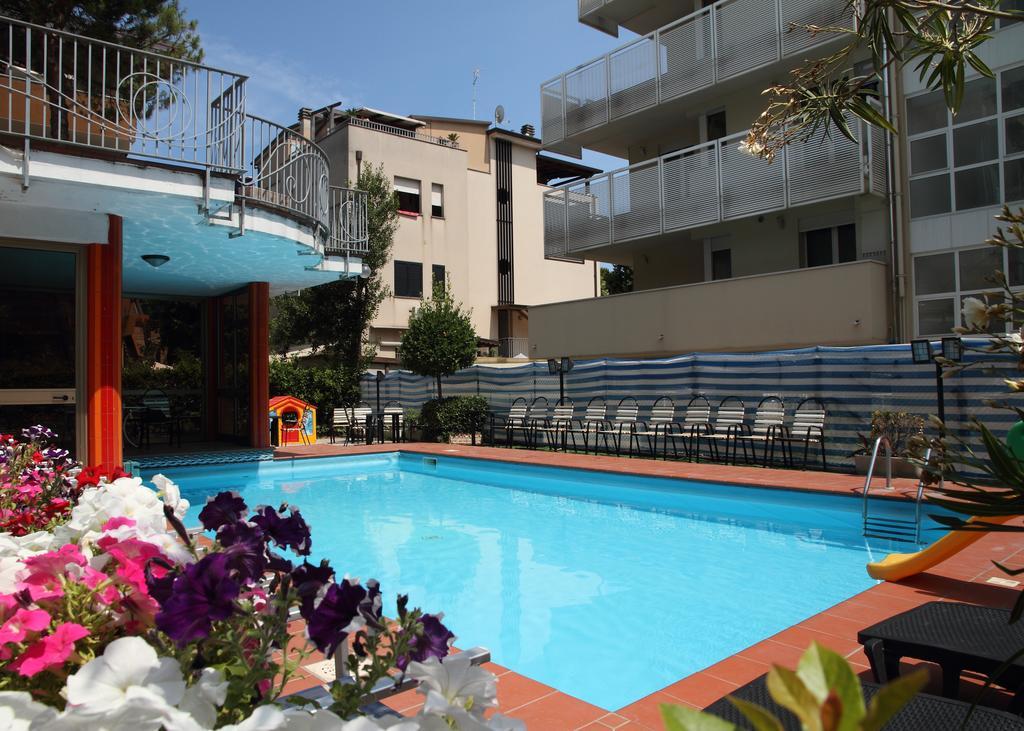 Hotel Universo Римини Экстерьер фото
