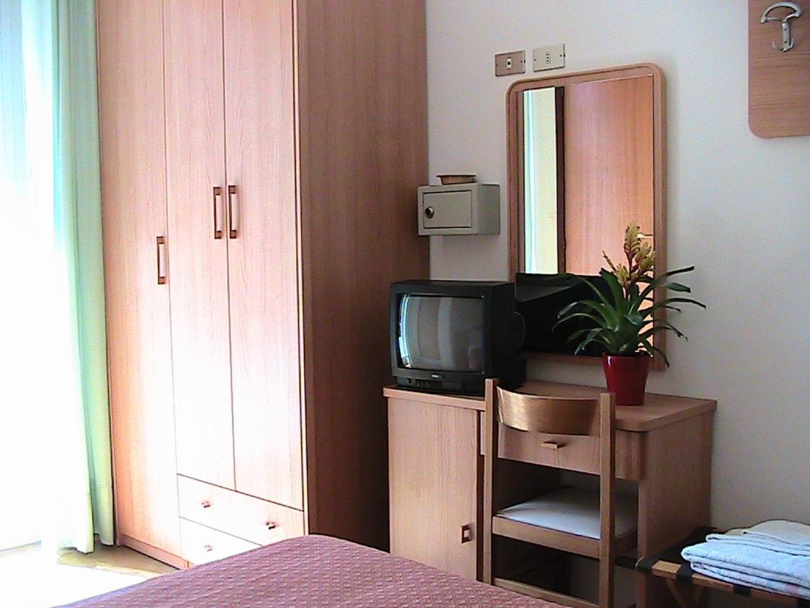 Hotel Universo Римини Экстерьер фото