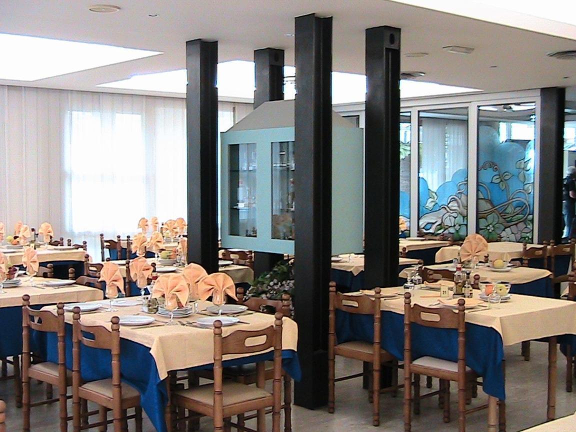 Hotel Universo Римини Экстерьер фото