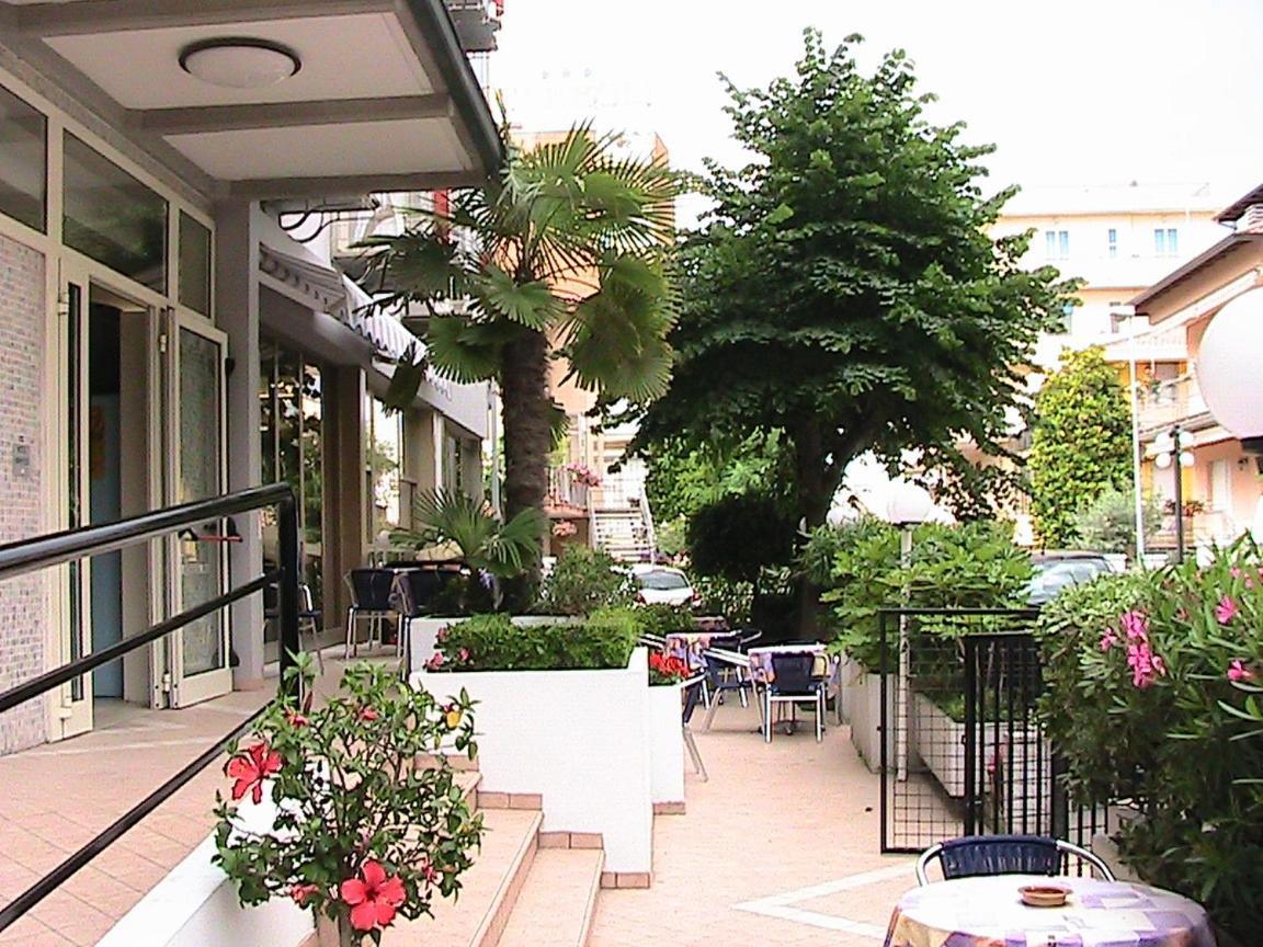 Hotel Universo Римини Экстерьер фото