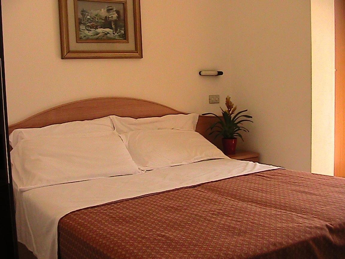 Hotel Universo Римини Экстерьер фото
