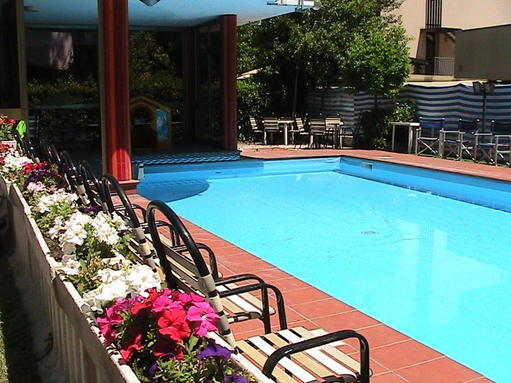 Hotel Universo Римини Экстерьер фото